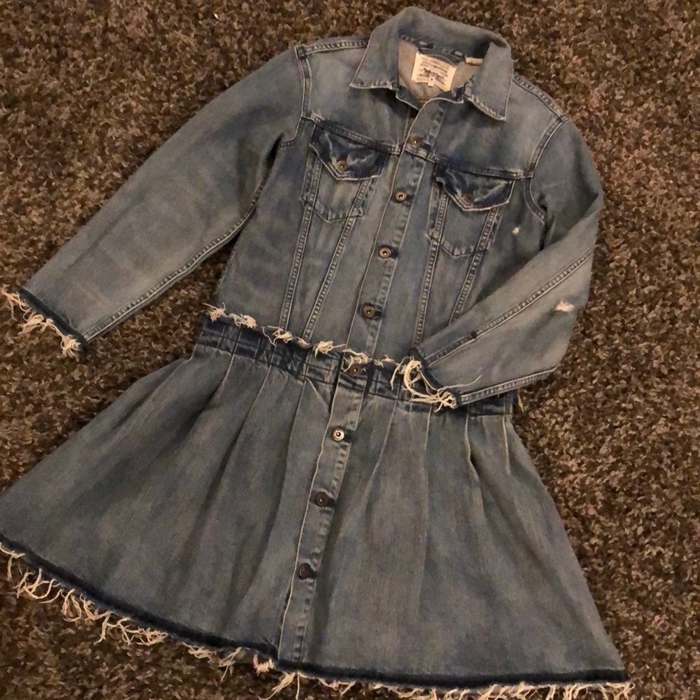 Levi’s trucker long pleated jacket. Button up. Raw edges.  Like new! - Picture 2 of 13